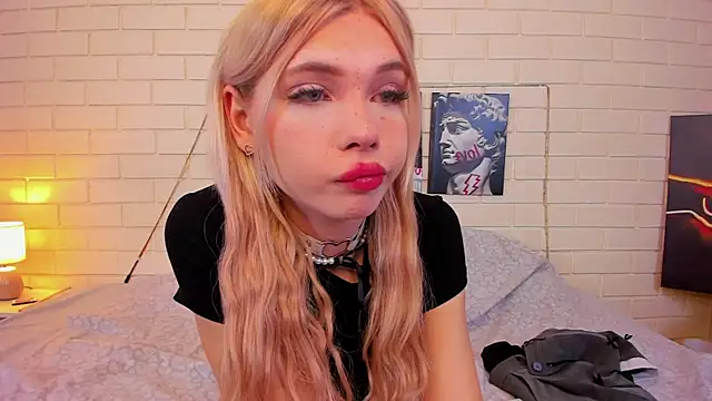 Snapshot of Blondy_Fina chatting on 09-30-25, 04:50 Blondy Fina online show from 09-30-25, 04:50