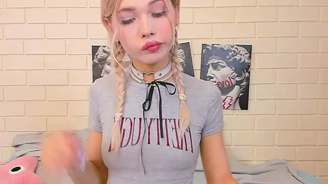 Snapshot of Blondy_Fina chatting on 10-19-25, 04:46 Blondy Fina online show from 10-19-25, 04:46