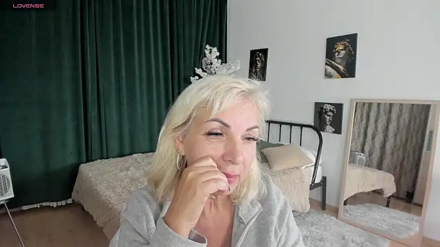 LiliaMoons online show from 10-13-25, 11:32