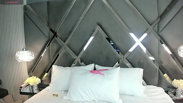 CoraimaSahin online show from 11-19-25, 04:34