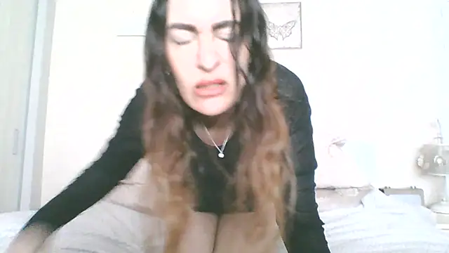 Snapshot of EllaKent chatting on 05-11-26, 02:45 EllaKent online show from 05-11-26, 02:45