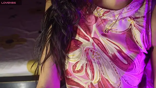 Snapshot of NidhiChandra chatting on 10-18-25, 11:33 NidhiChandra online show from 10-18-25, 11:33