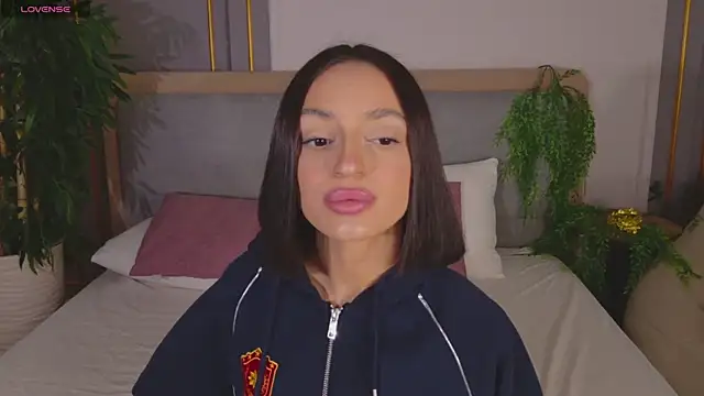 AdoraCortes online show from 04-13-26, 05:02