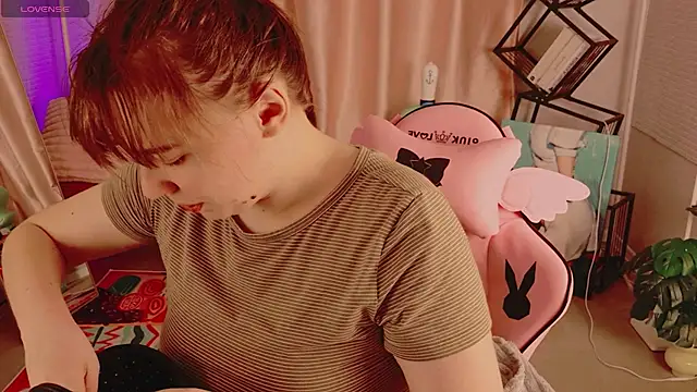 Snapshot of Moon__Bunny chatting on 06-07-26, 03:27 Moon Bunny online show from 06-07-26, 03:27