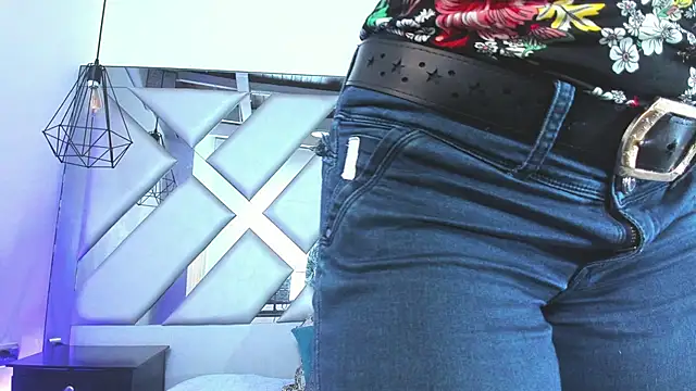 Lorenn Hill online show from 11-22-25, 01:32