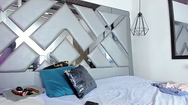 Lorenn Hill online show from 11-25-25, 01:00