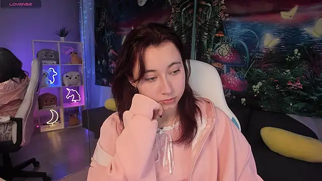 Snapshot of ClaraParks chatting on 10-25-25, 06:13 ClaraParks online show from 10-25-25, 06:13