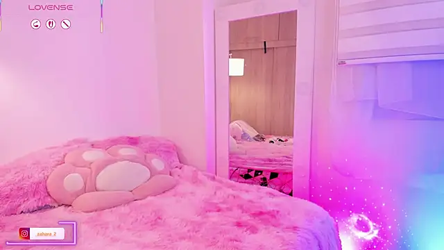 Snapshot of _Zahara_ chatting on 11-17-25, 11:43 Zahara online show from 11-17-25, 11:43