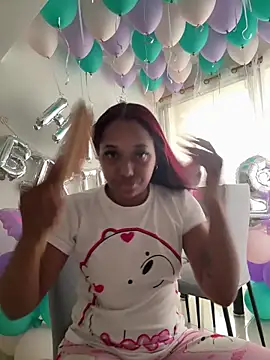 Snapshot of _Zahara_ chatting on 03-18-26, 10:35 Zahara online show from 03-18-26, 10:35