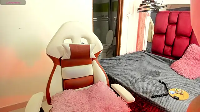 Snapshot of Sheilly_brown chatting on 10-15-25, 06:52 Sheilly brown online show from 10-15-25, 06:52