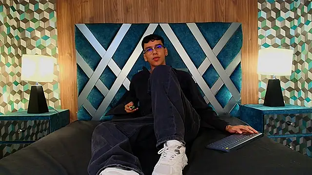 Aiden Royce online show from 09-11-25, 05:18