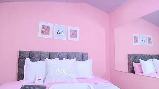 Snapshot of maddie_beauty chatting on 10-09-25, 09:35 maddie beauty online show from 10-09-25, 09:35