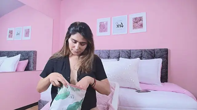 Snapshot of maddie_beauty chatting on 11-11-25, 09:48 maddie beauty online show from 11-11-25, 09:48