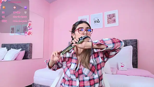 Snapshot of maddie_beauty chatting on 11-27-25, 08:11 maddie beauty online show from 11-27-25, 08:11