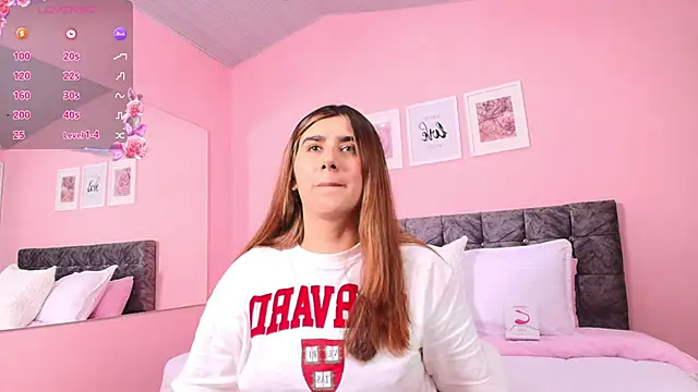 Snapshot of maddie_beauty chatting on 12-19-25, 08:49 maddie beauty online show from 12-19-25, 08:49