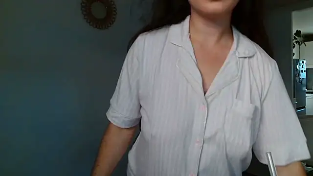 Snapshot of liloush__ chatting on 10-18-25, 01:23 liloush online show from 10-18-25, 01:23