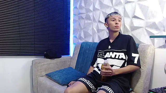 Snapshot of Isaac_tan chatting on 10-09-25, 03:48 Isaac tan online show from 10-09-25, 03:48