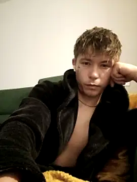 Snapshot of cameron334 chatting on 11-13-25, 02:21 cameron334 online show from 11-13-25, 02:21