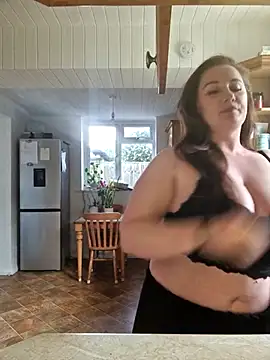 Snapshot of RosieMilff chatting on 11-13-25, 10:03 RosieMilff online show from 11-13-25, 10:03