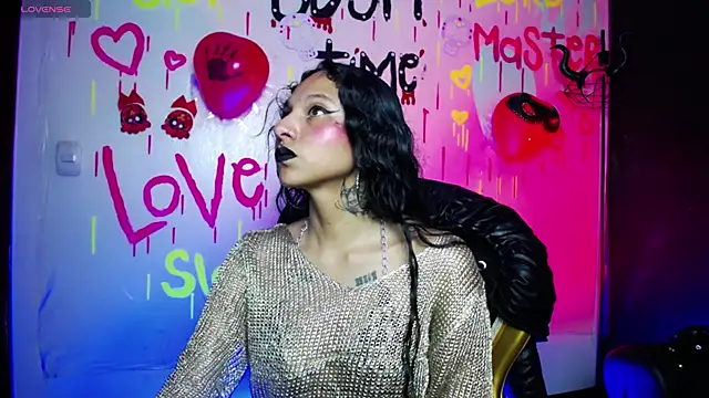 Snapshot of Sweettpleasure chatting on 10-18-25, 02:07 Sweettpleasure online show from 10-18-25, 02:07