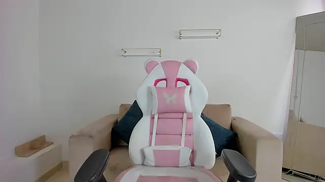 april smiith online show from 11-18-25, 12:20