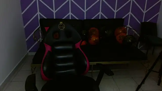 Snapshot of Adhara_Kitten chatting on 11-20-25, 01:33 Adhara Kitten online show from 11-20-25, 01:33