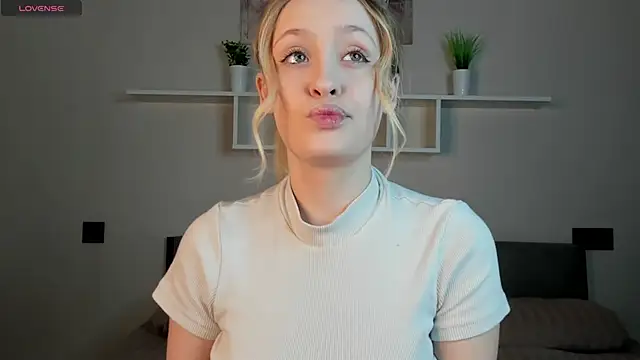 Snapshot of Julliakoill chatting on 11-04-25, 06:23 Julliakoill online show from 11-04-25, 06:23