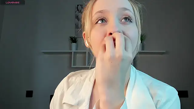 Snapshot of Julliakoill chatting on 11-05-25, 07:41 Julliakoill online show from 11-05-25, 07:41