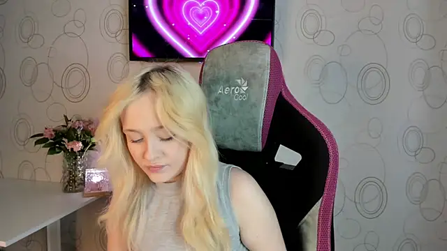 Snapshot of Julliakoill chatting on 02-12-26, 10:32 Julliakoill online show from 02-12-26, 10:32