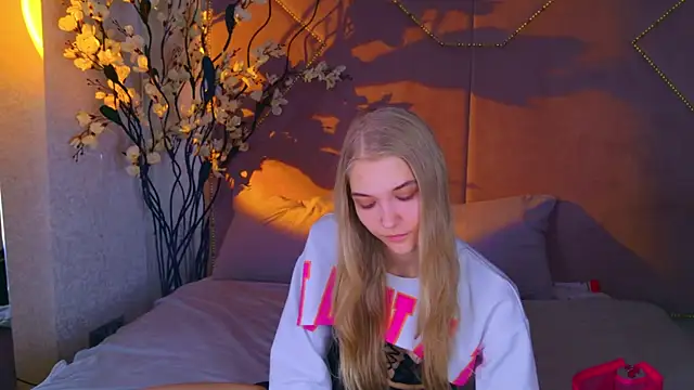 4example Chloe online show from 11-11-25, 10:48