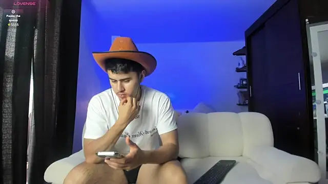 Snapshot of twinguys chatting on 10-17-25, 03:25 twinguys online show from 10-17-25, 03:25