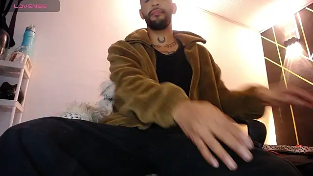 Snapshot of LickMyInk chatting on 12-21-25, 04:41 LickMyInk online show from 12-21-25, 04:41