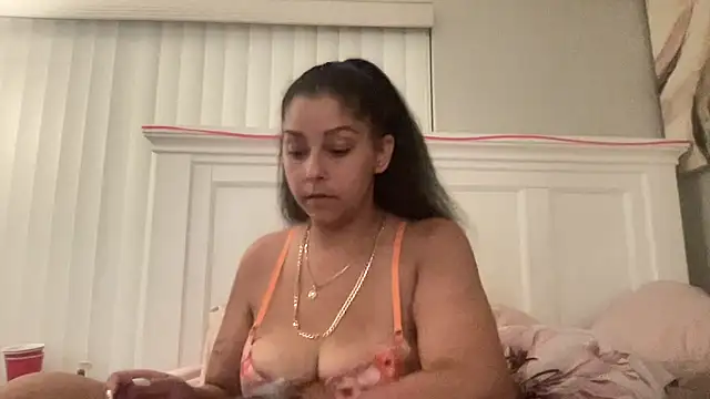 Snapshot of sweetnjuicyyy chatting on 10-15-25, 05:18 sweetnjuicyyy online show from 10-15-25, 05:18