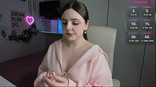 LiaWoow online show from 10-04-25, 01:42