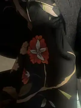 Snapshot of HiddenHoneyLDN chatting on 12-17-25, 11:05 HiddenHoneyLDN online show from 12-17-25, 11:05