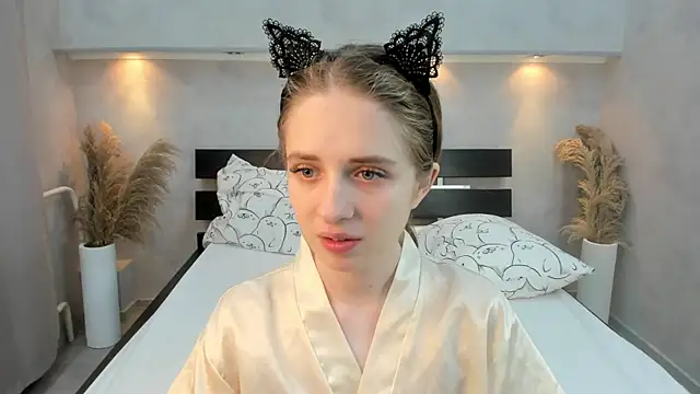 Camilla Kelly online show from 10-20-25, 01:06