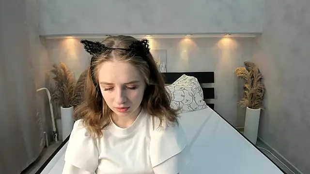 Camilla Kelly online show from 10-23-25, 01:27