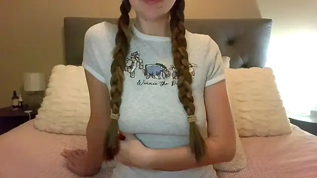 Snapshot of TaylorWest62 chatting on 12-22-25, 03:31 TaylorWest62 online show from 12-22-25, 03:31