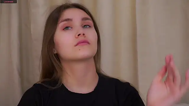 Snapshot of EthalFlowers chatting on 12-16-25, 11:32 EthalFlowers online show from 12-16-25, 11:32