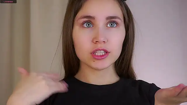 Snapshot of EthalFlowers chatting on 12-17-25, 11:33 EthalFlowers online show from 12-17-25, 11:33