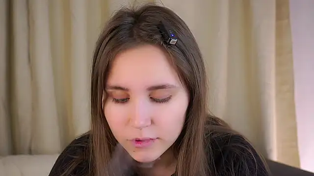 Snapshot of EthalFlowers chatting on 12-18-25, 10:05 EthalFlowers online show from 12-18-25, 10:05