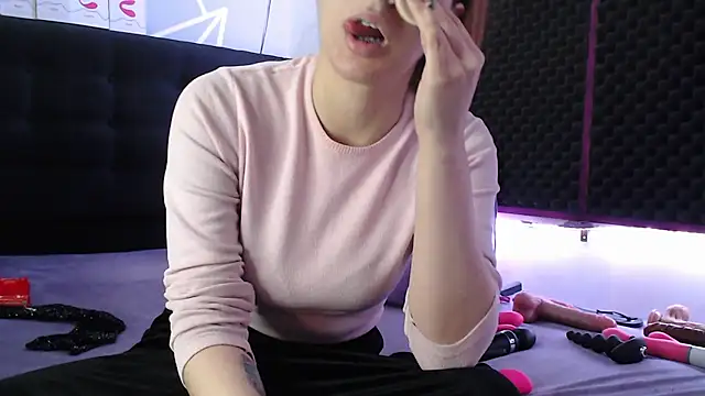 karlamoon23 online show from 10-26-25, 11:27