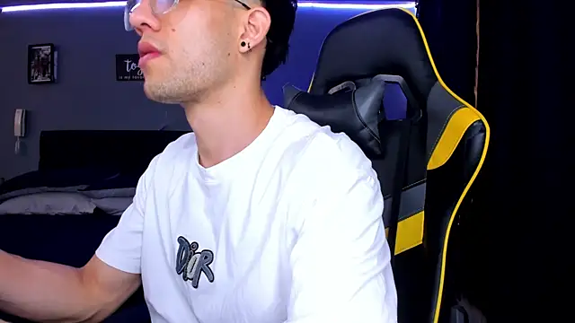 Snapshot of alexgiraldo__ chatting on 09-24-25, 02:42 alexgiraldo online show from 09-24-25, 02:42