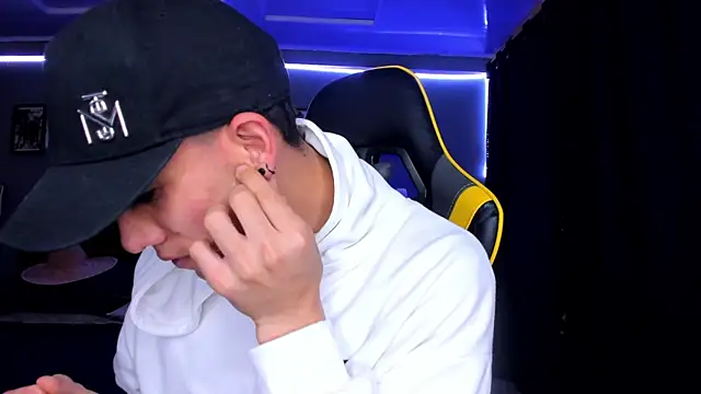 Snapshot of alexgiraldo__ chatting on 09-28-25, 11:37 alexgiraldo online show from 09-28-25, 11:37