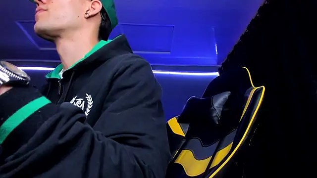 Snapshot of alexgiraldo__ chatting on 09-29-25, 12:10 alexgiraldo online show from 09-29-25, 12:10