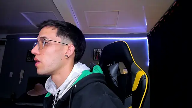 Snapshot of alexgiraldo__ chatting on 09-30-25, 06:07 alexgiraldo online show from 09-30-25, 06:07