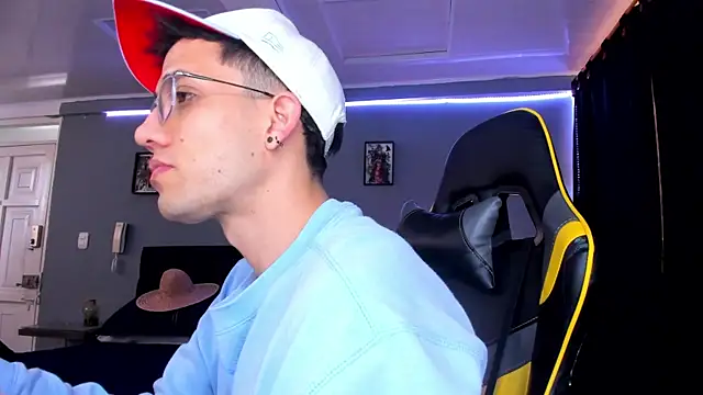 Snapshot of alexgiraldo__ chatting on 10-01-25, 03:40 alexgiraldo online show from 10-01-25, 03:40