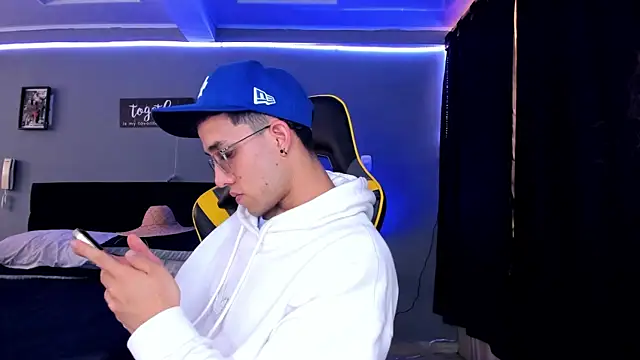 Snapshot of alexgiraldo__ chatting on 10-04-25, 01:20 alexgiraldo online show from 10-04-25, 01:20