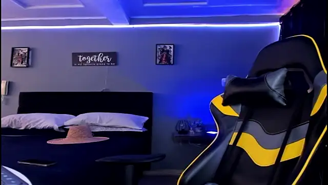 Snapshot of alexgiraldo__ chatting on 10-09-25, 01:20 alexgiraldo online show from 10-09-25, 01:20