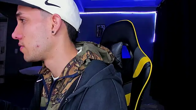 Snapshot of alexgiraldo__ chatting on 10-14-25, 11:00 alexgiraldo online show from 10-14-25, 11:00